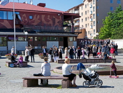 Torg och folkmyller utanför folkets Hus i Årsta, Stockholm. Foto: Hans Ekestang