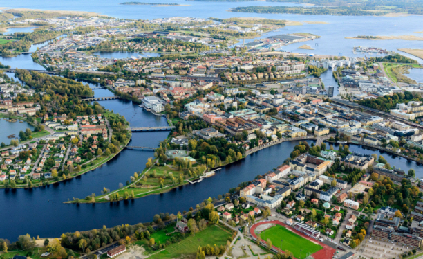 Ett flygfoto över en större stad med höghus och bebyggelse. Foto: Scandinav.
