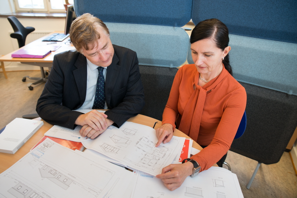 Två personer som läser bygghandlingar. Foto: Franz Feldmanis