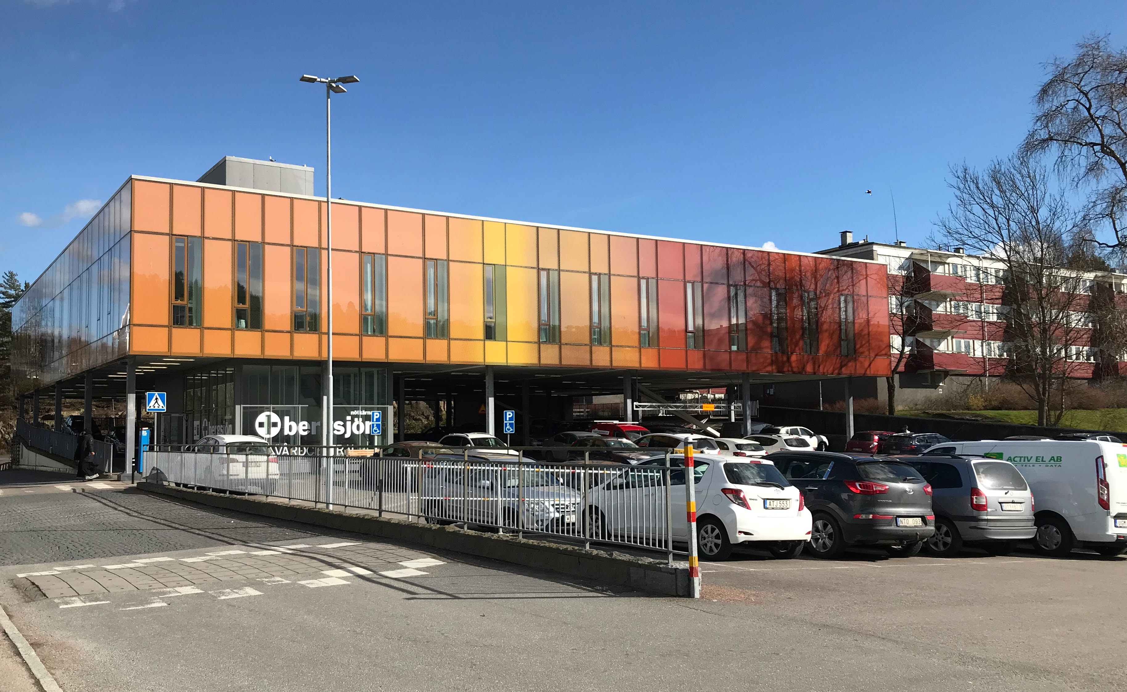 Foto visar Bergsjöns vårdcentral, fasad i orange som övergår i rött.