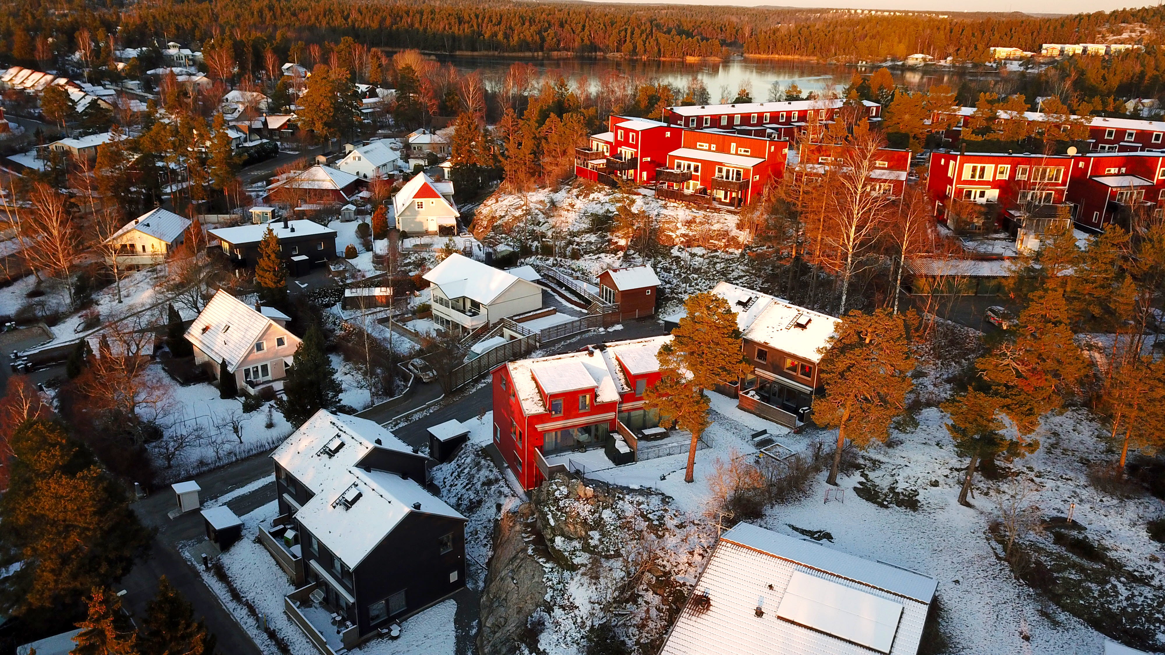 Flygfoto över småhusområde i Tyresö.