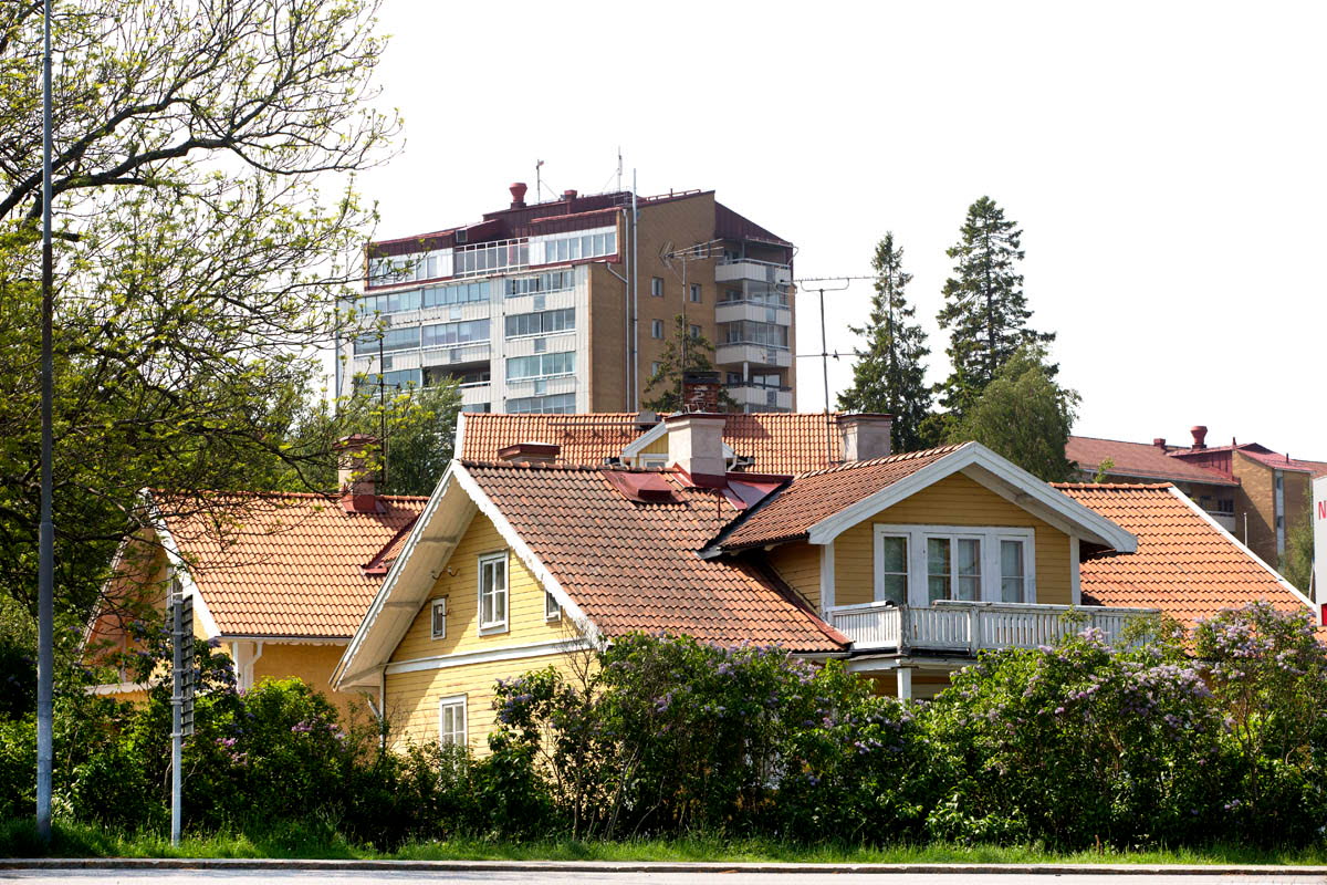 Gula villor och flerbostadshus i Nynäshamn.