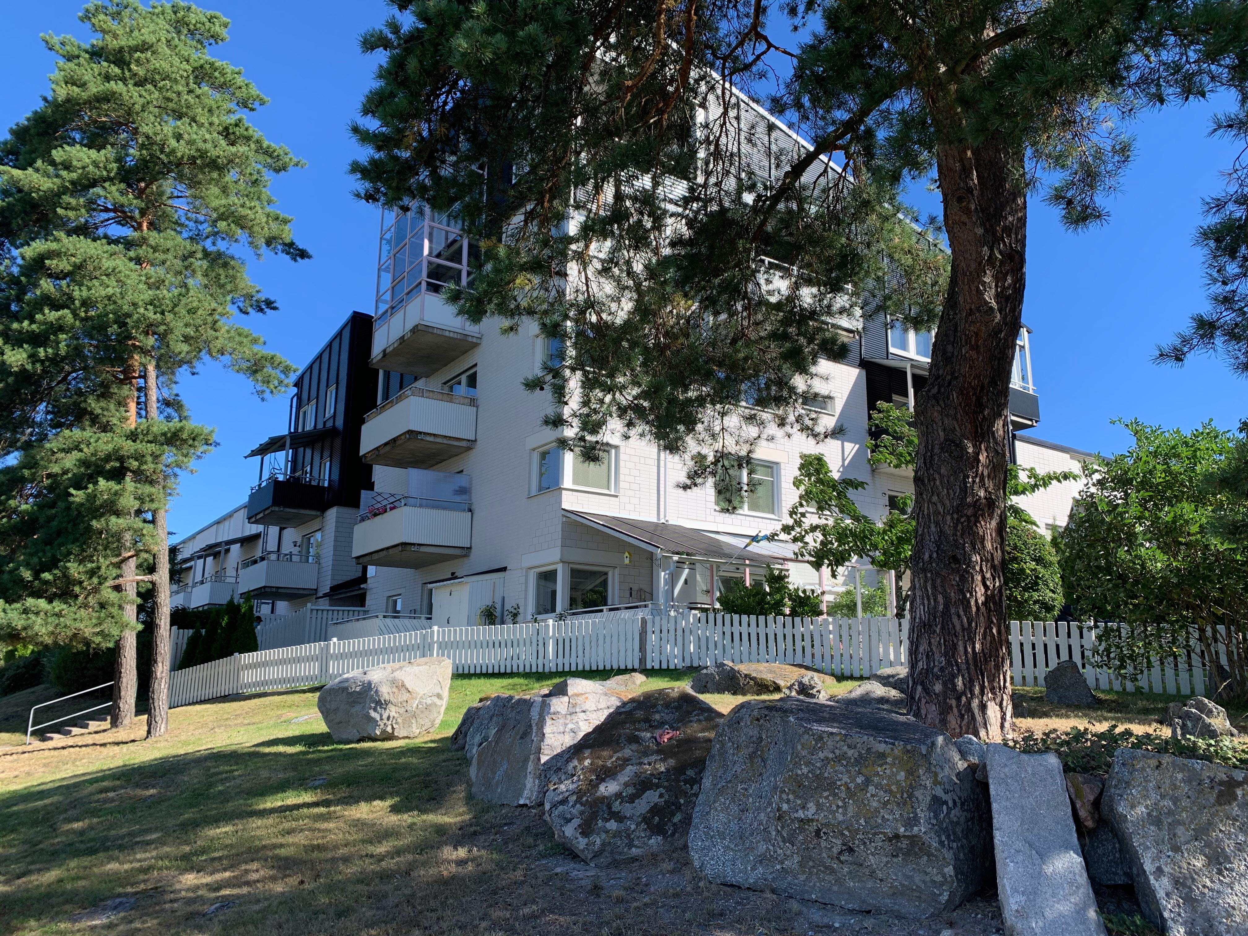 Flerbostadshus på en höjd med talar runtomkring.