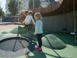 En lekplats i et bostadsområde. Foto: