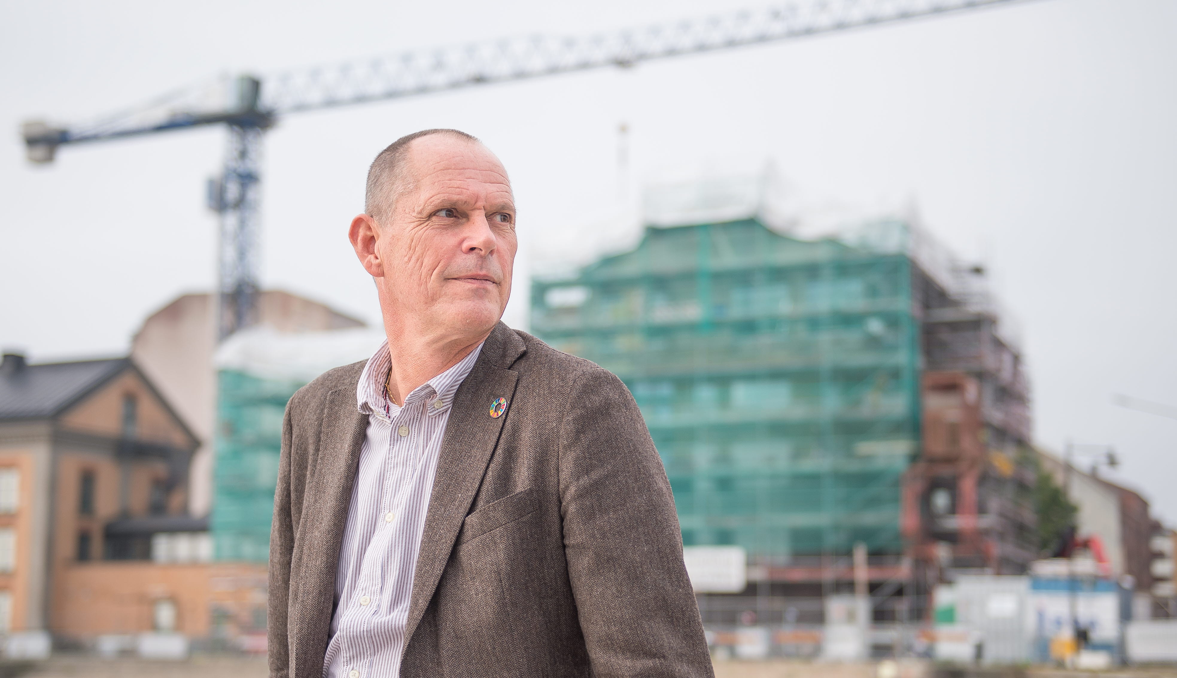 Anders Sjelvgren framför bygget av Boverkets nya kontorslokaler. 