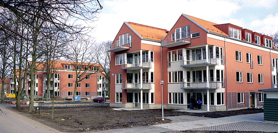 Röda flerbostadshus.