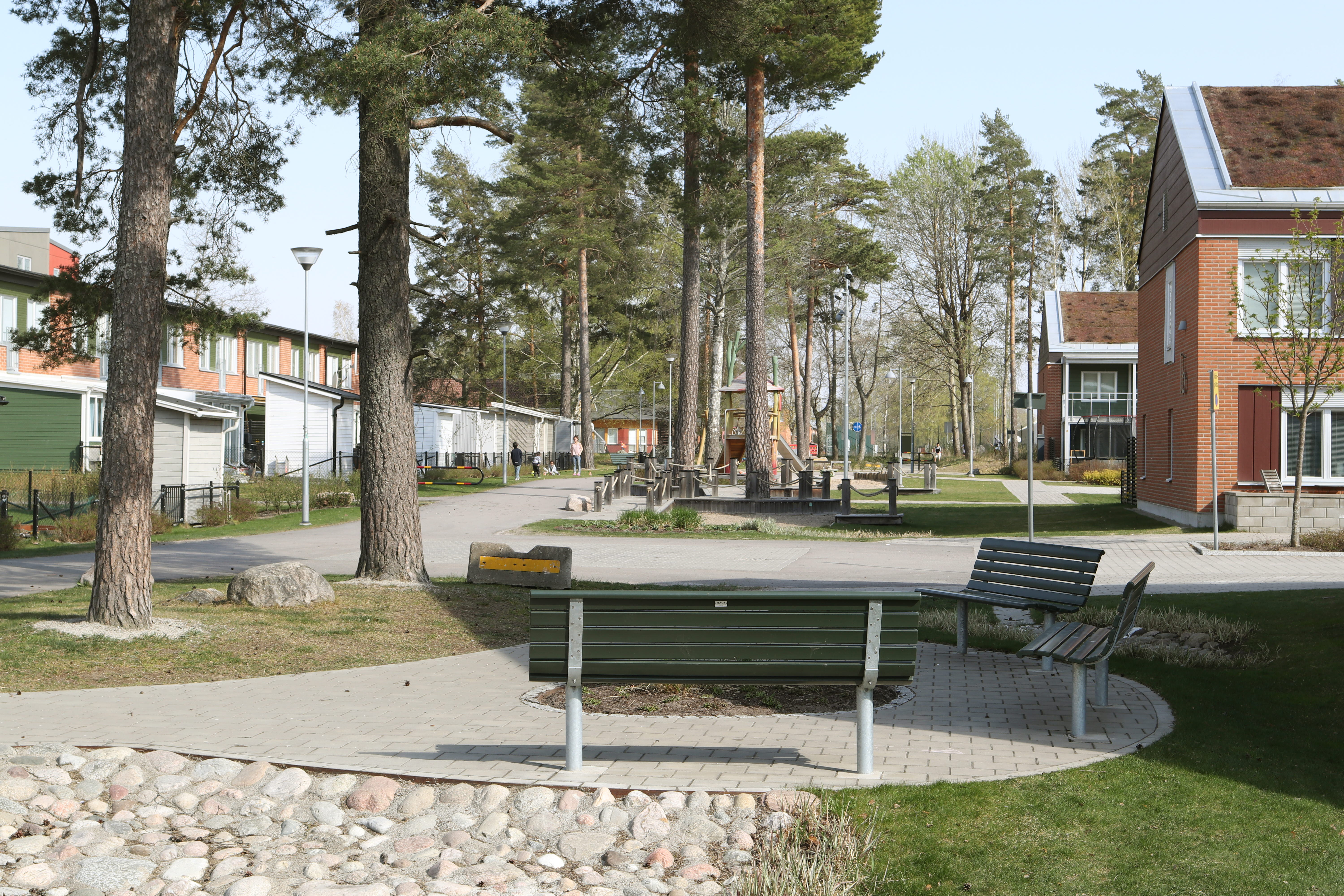 Bilden visar ett samlat gång- och cykelstråk i bostadsområdet Vivalla.