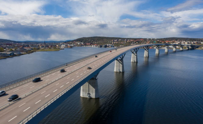 Bild på en vägbro över vatten. 