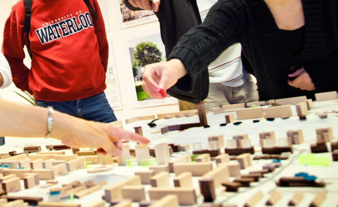 En grupp människor som arbetar med en modell av en stadsdel. Foto: Anna Callius