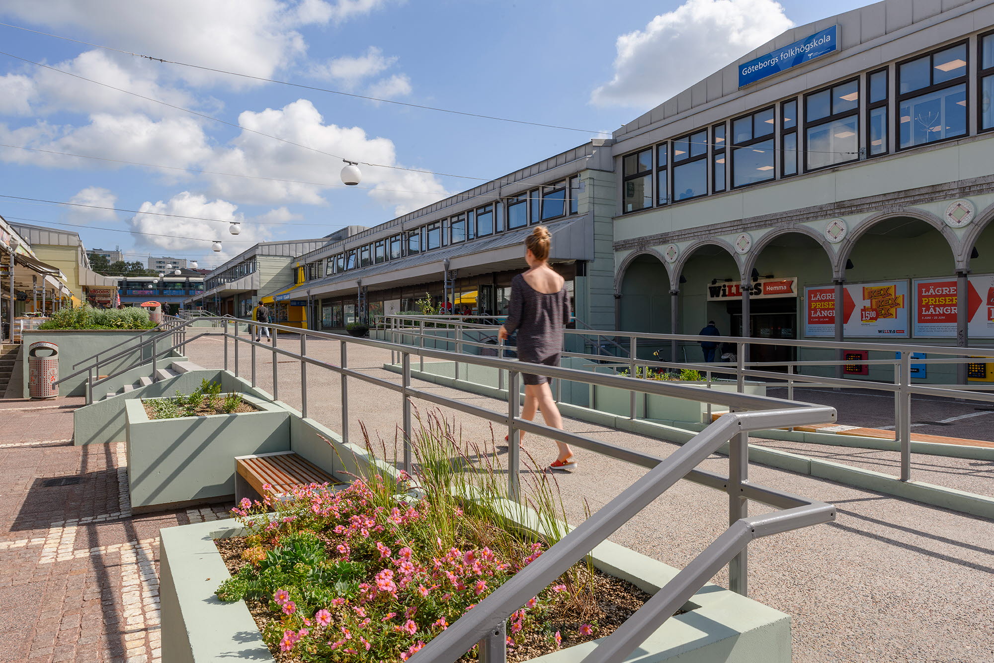 Bilden visar trivsel- och trygghetsskapande fysiska åtgärder på Vårväderstorget i Göteborg.