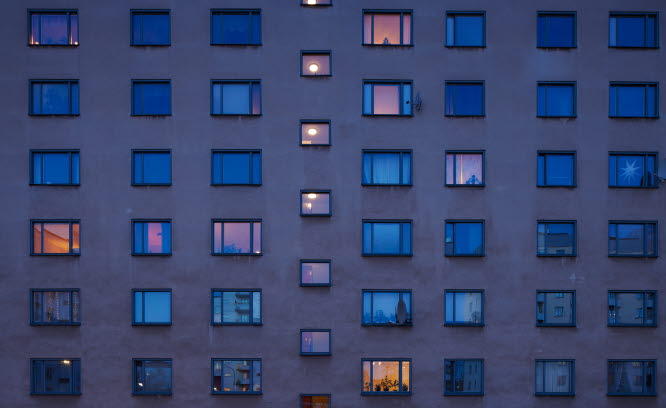 Fasaden på ett flerbostadshus med flera våningar. Foto: Scandinav bildbyrå