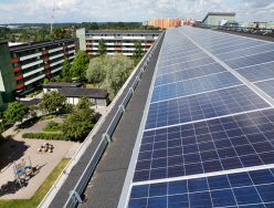 Solceller på byggnad i Husby, Stockholm. Foto: Hans Ekestang
