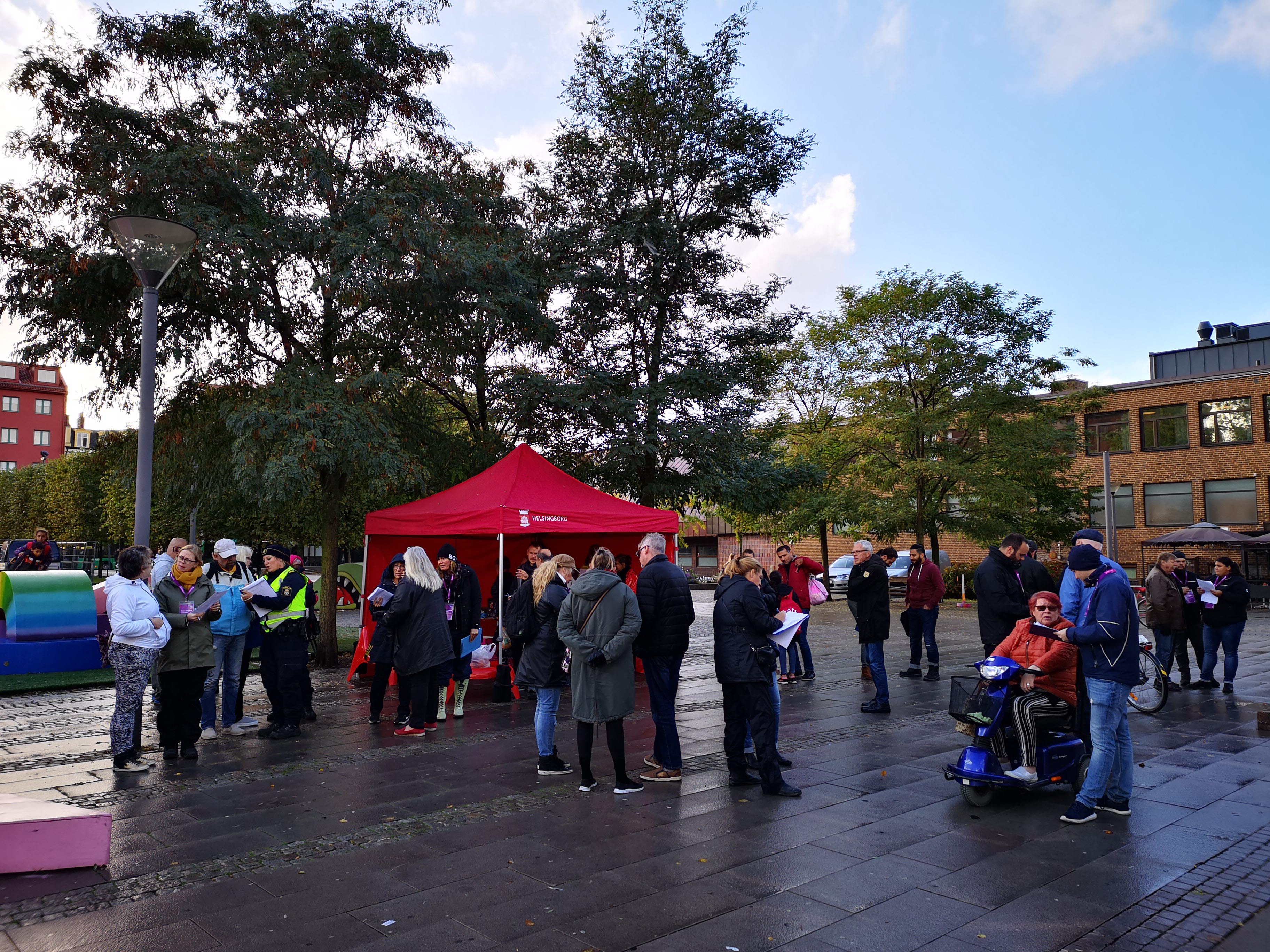 Bilden visar människor i på ett torg i Helsingborg, där kommunen samtalar med de boende under sin trygghetsturné.