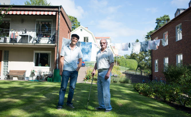 Två män som står i ett bostadsområde. Foto: Johan Willner/Johnér Bildbyrå AB