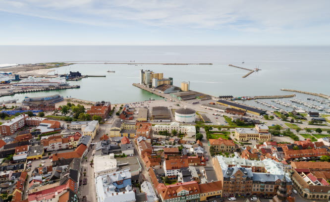 Flygbild över stadskärna ut mot havet.