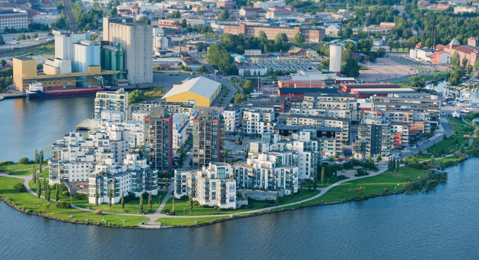 Flygbild över Västerås från Mälaren. 