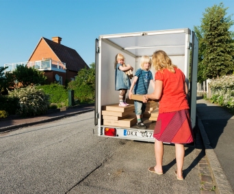 Familj lastar av släp. Foto: Scandinav