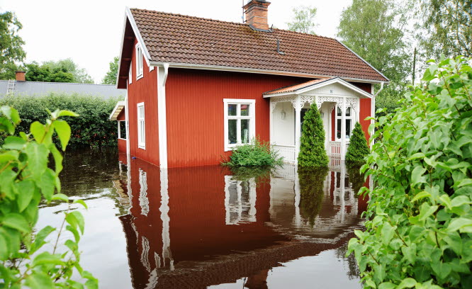 Rött hus med översvämning