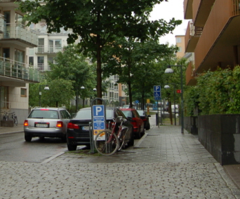 Bilar, vykelparkering och bebyggelse