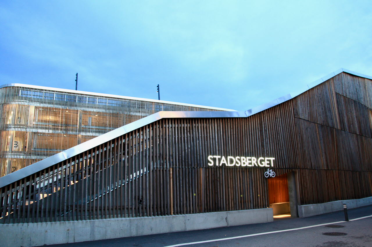 Parkeringshus för både bil och cykel i Stadsberget.