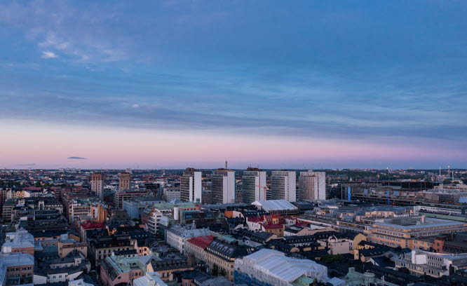 Stad i kvällsljus.