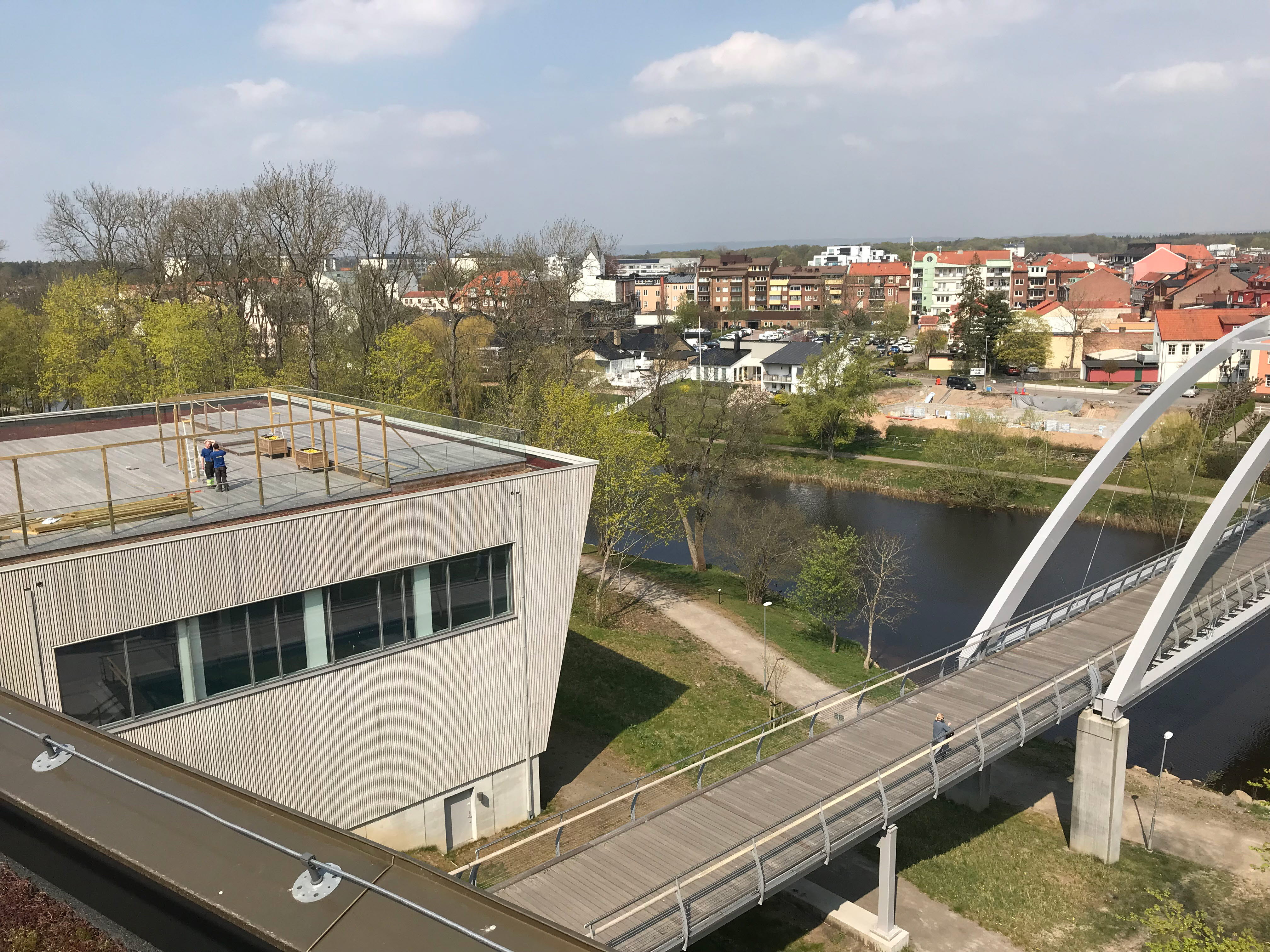 Utsikt över en kanal med en bro och stad bakom bron.