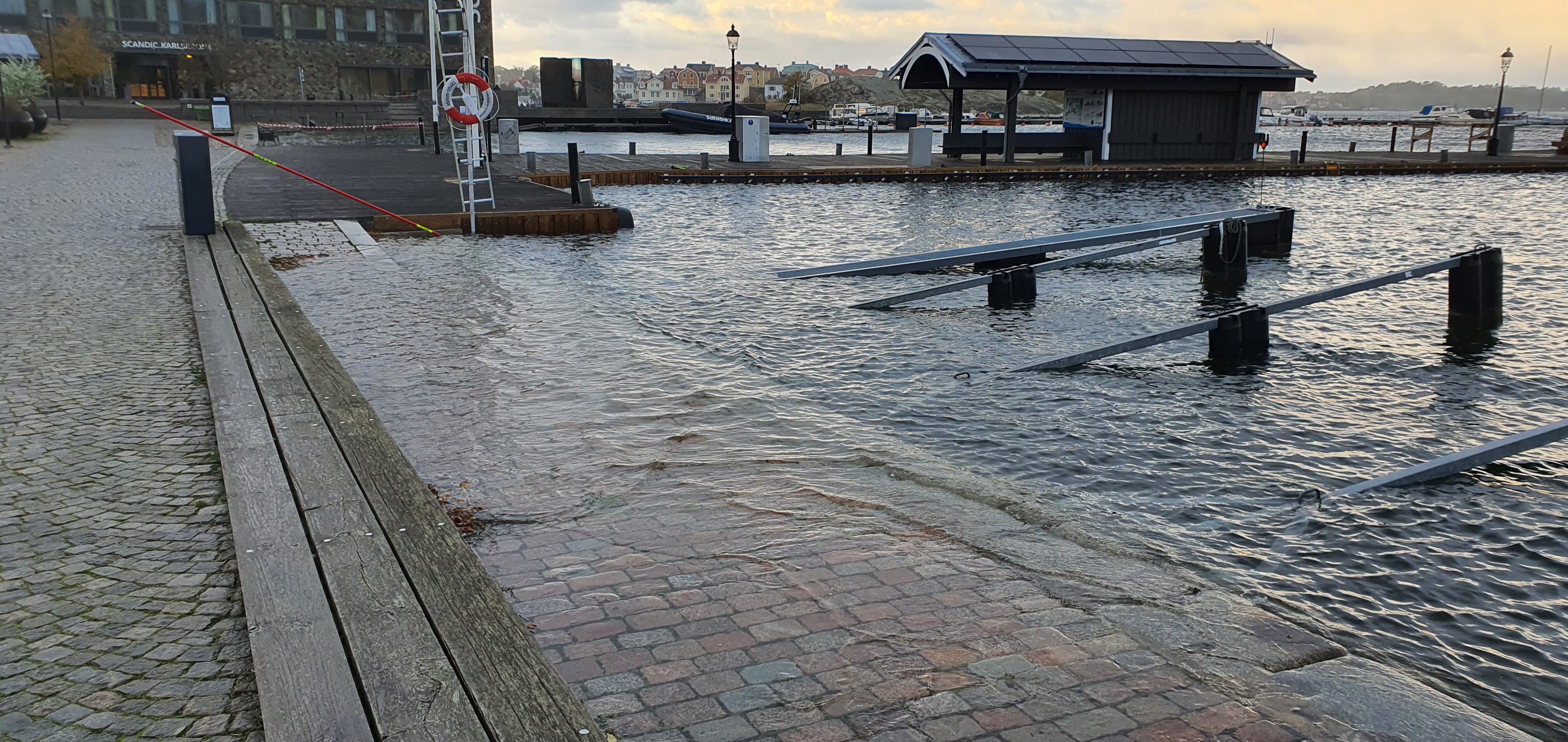 Översvämmat torg vid havet.