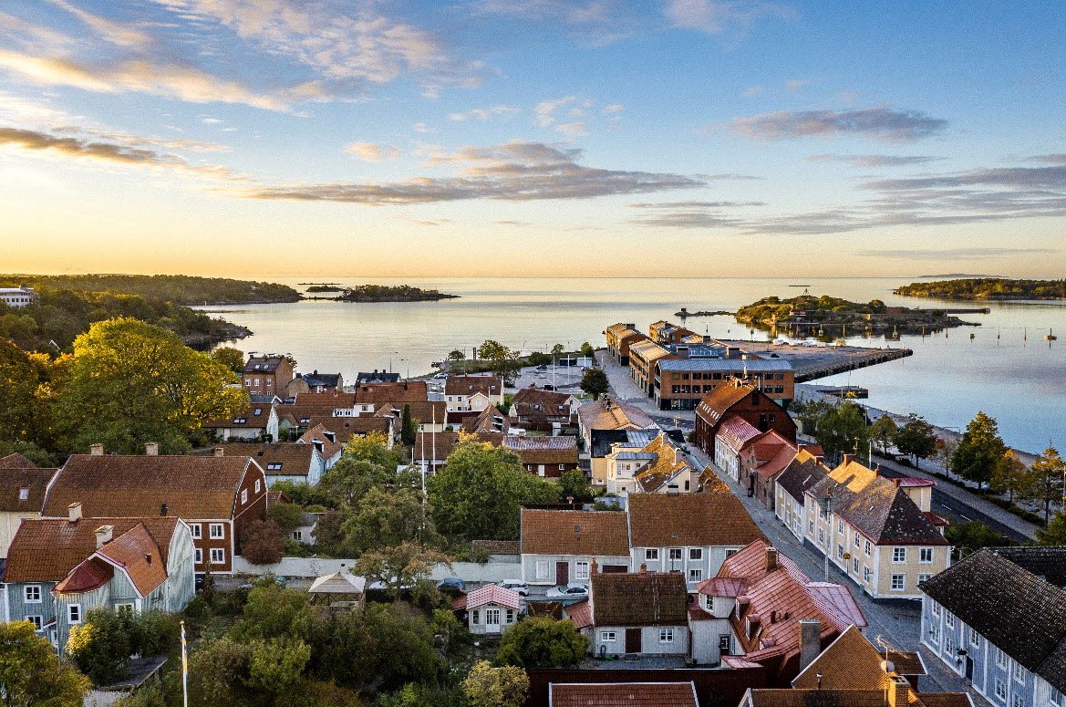 Flygfoto på Karlshamn innerstad med småhus och hav.