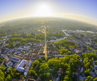 Flygbild över stad. Foto: Johnér