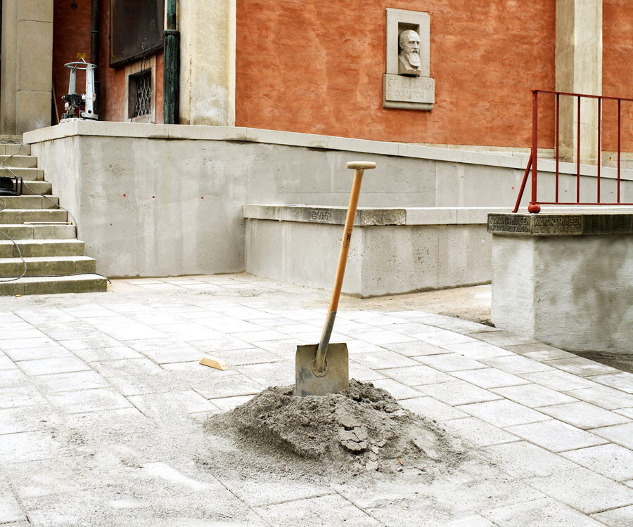 En spade står i en grushög framför Liljevalchs huvudentré.