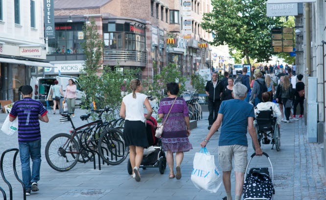 Människor i stadsmiljö. Foto: Franz Feldmanis