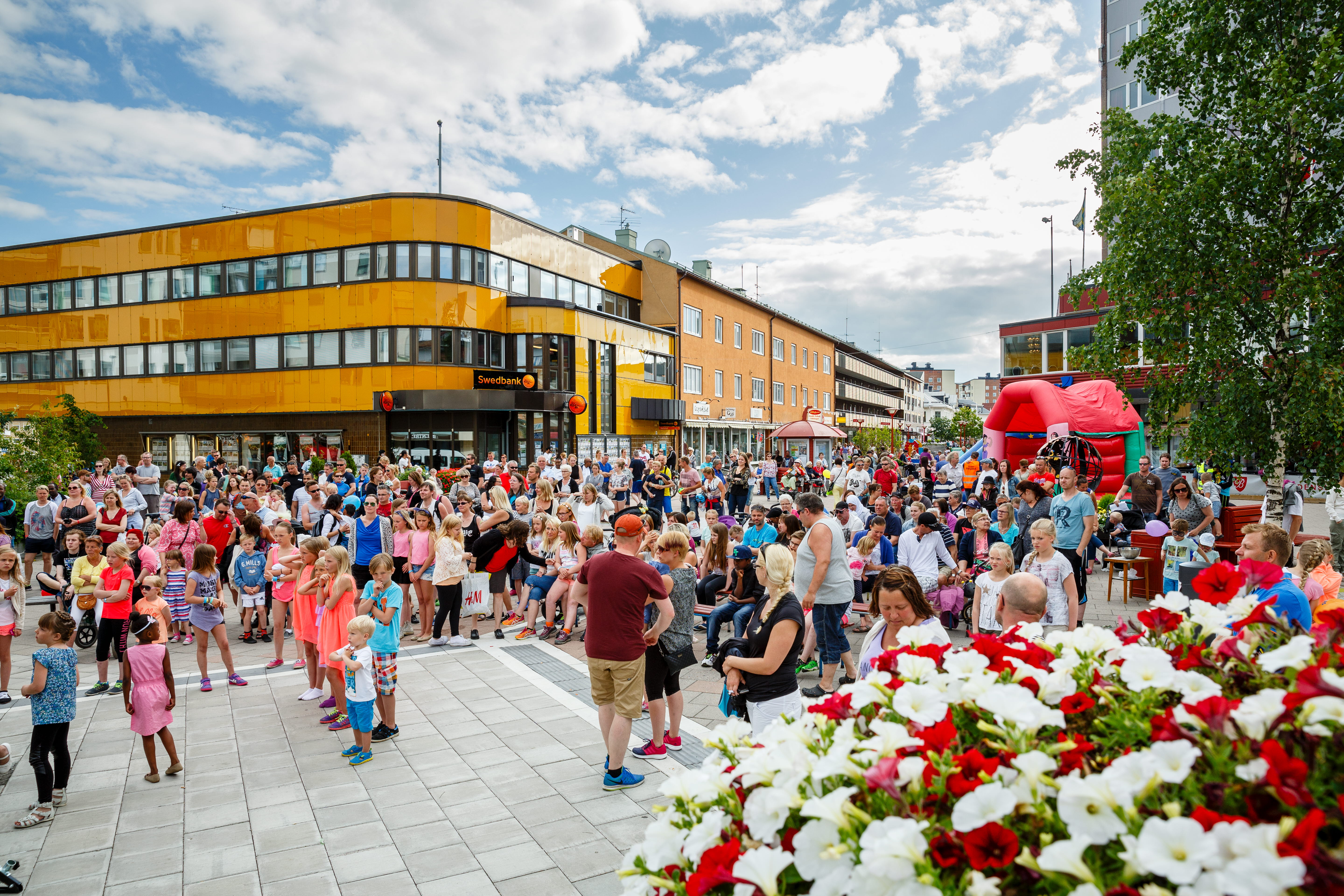 Festival med folkliv på ett torg.