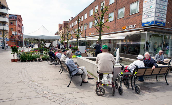 Ett antal männiksor på ett torg: Foto: