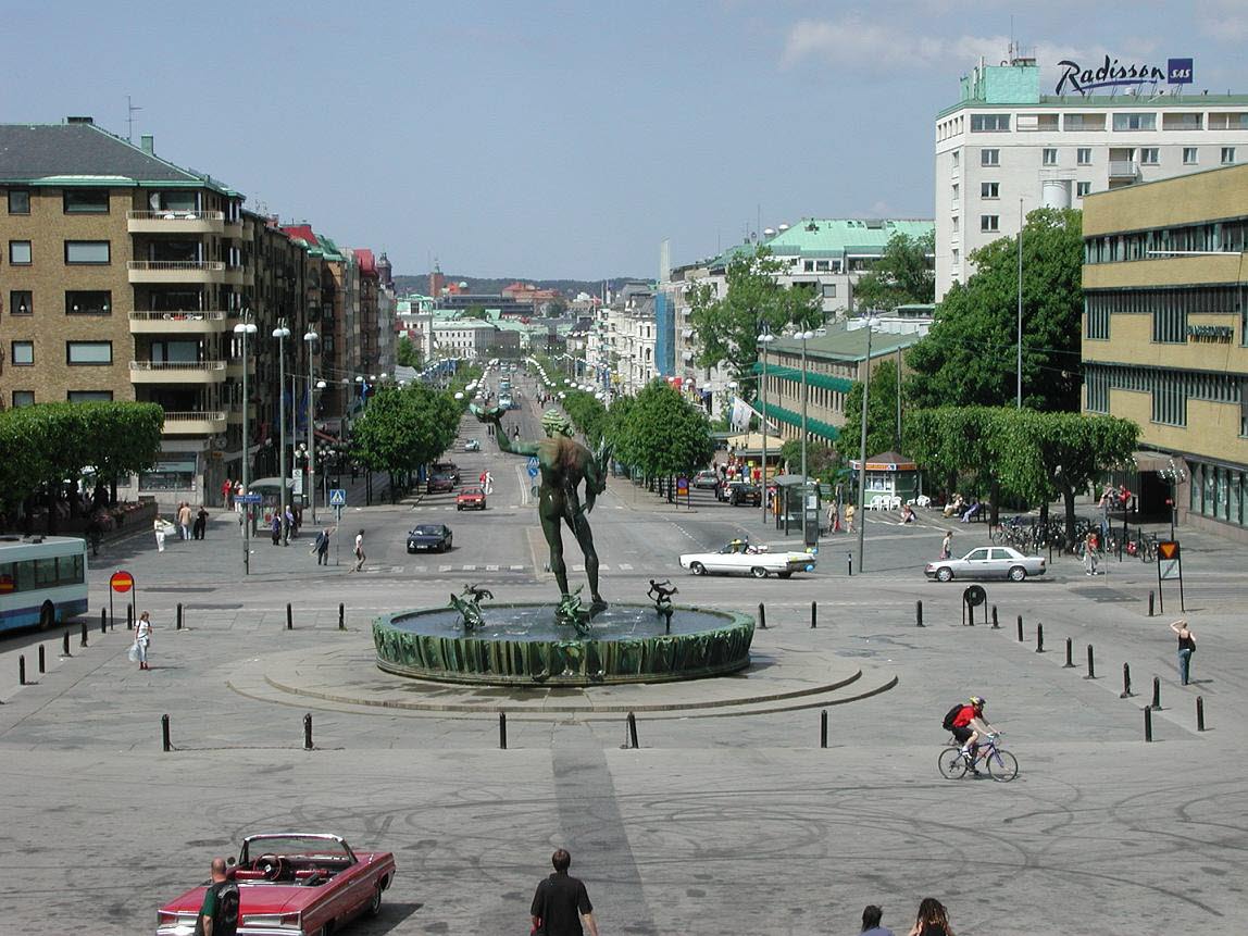 Utsikt över Götaplatsen med Poseidon-fontänen i mitten och Avenyn i bakgrunden.