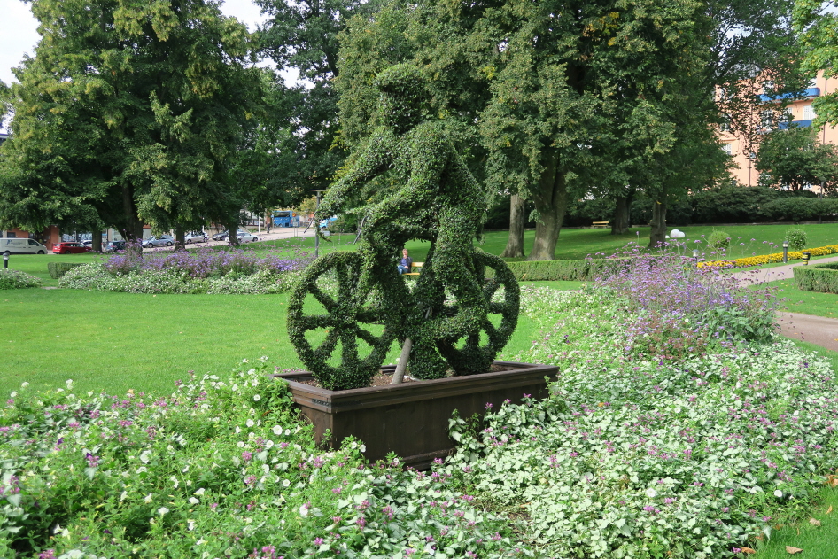Cykel i en park. Foto: Boverket