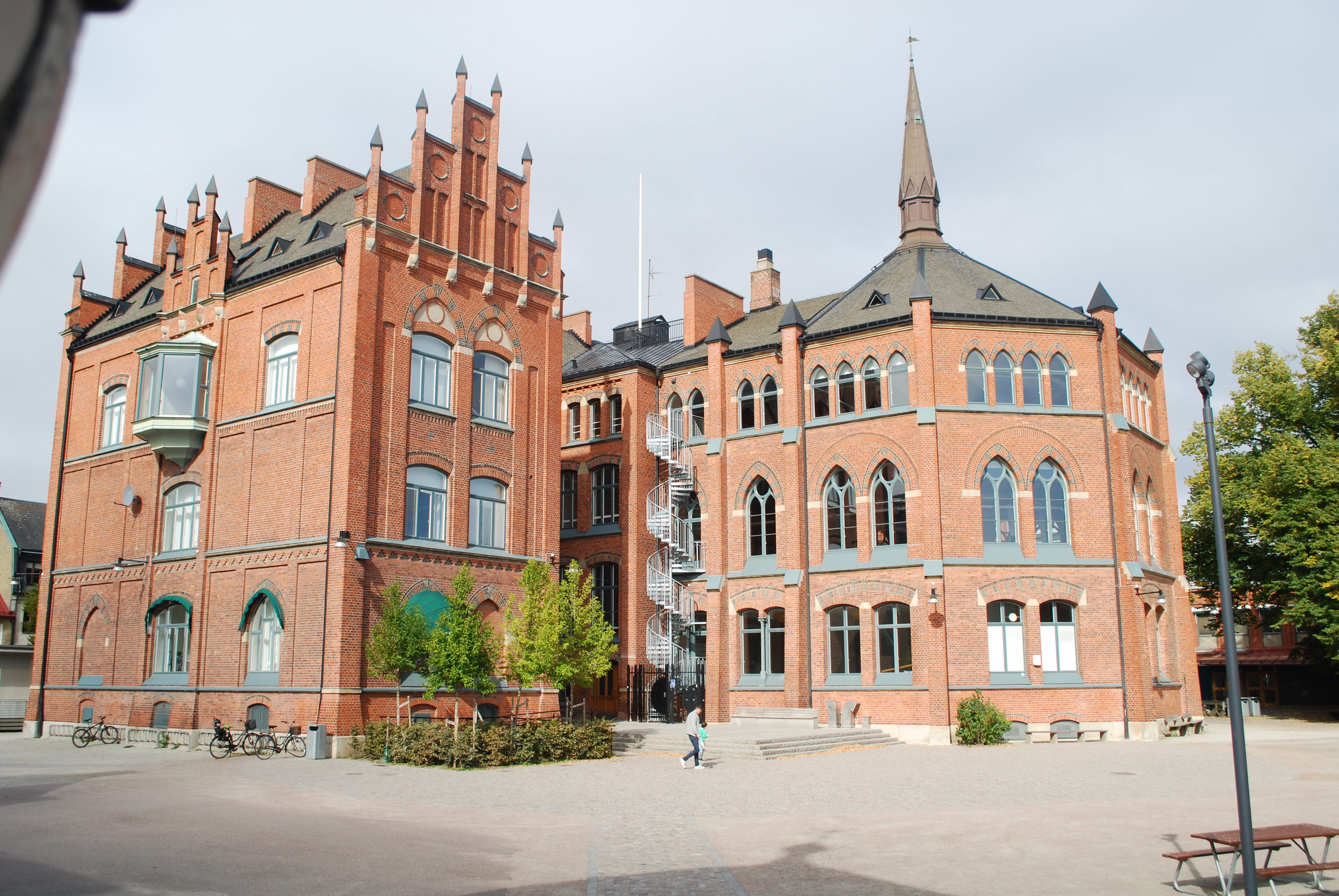 Foto på stor skolbyggnad i tegel.