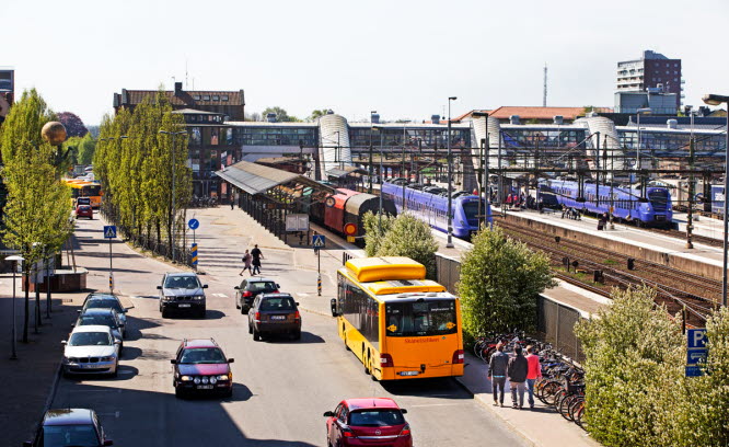 Buss, tåg och bilar vid järnvägsstation. Foto: Hans Ekestang