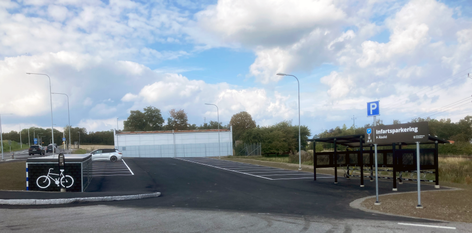 Bilden visar boxar för cykelparkering och bilparkering.