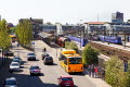 Buss, tåg och bilar vid järnvägsstationen i Hässleholm. Foto: Hans Ekestang