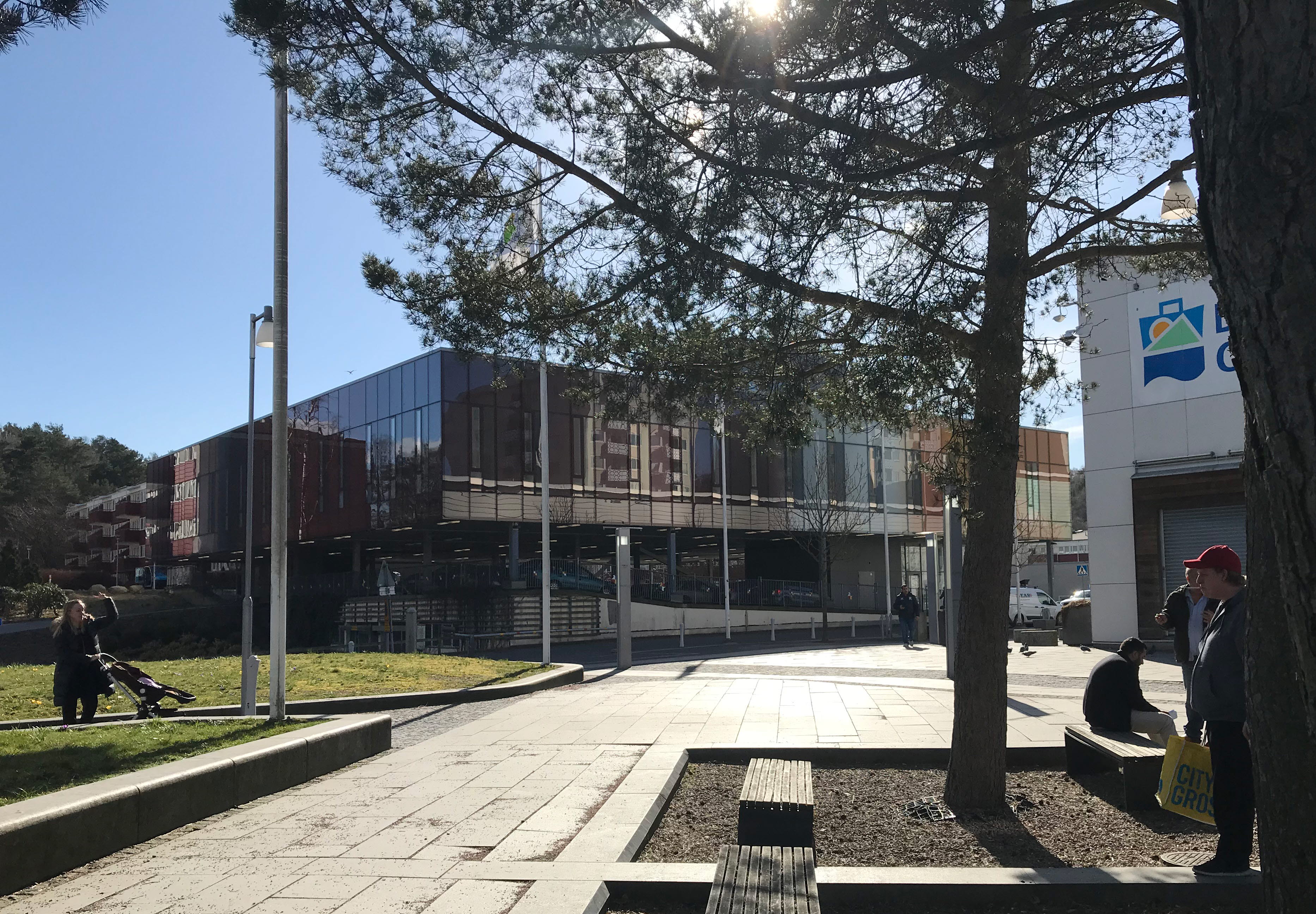 Entré och närmiljö kring Bergsjön vårdcentral.