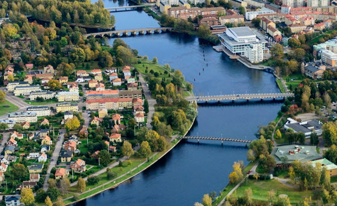 Aerial photo of a town.