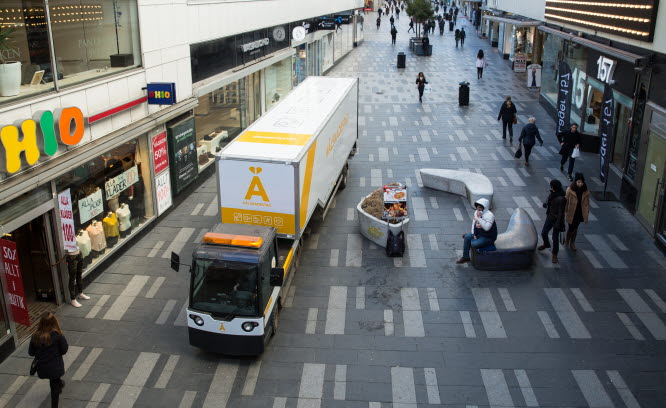 En gågata med lastbil parkerad utanför affär