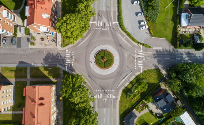 Flygfoto på ronell, grönytor och flerbostadshus.