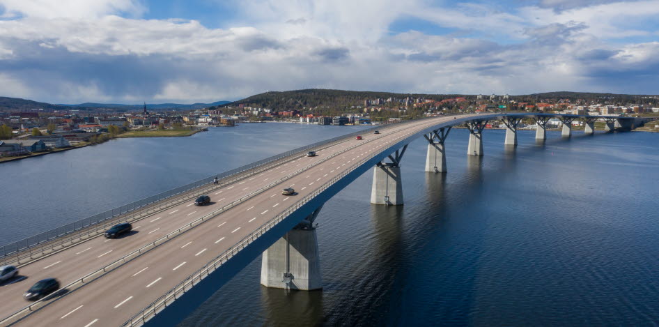 Vägbro över vatten vid Sundsvall.