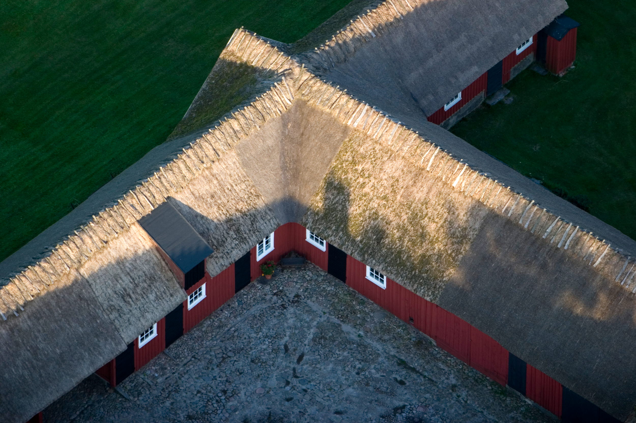 Foto på gammal byggnad med vasstak