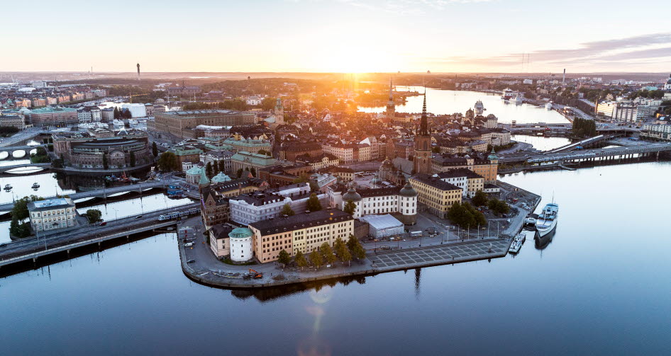 Flygbild över Stockholms stad från vattnet. 