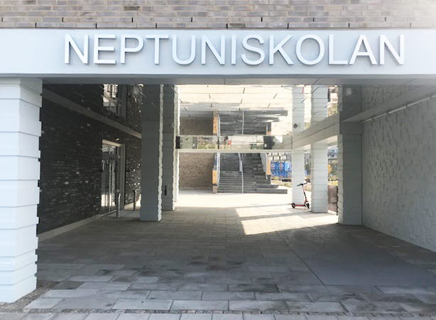 Ingång till skolan med texten Neptuniskolan ovanför.