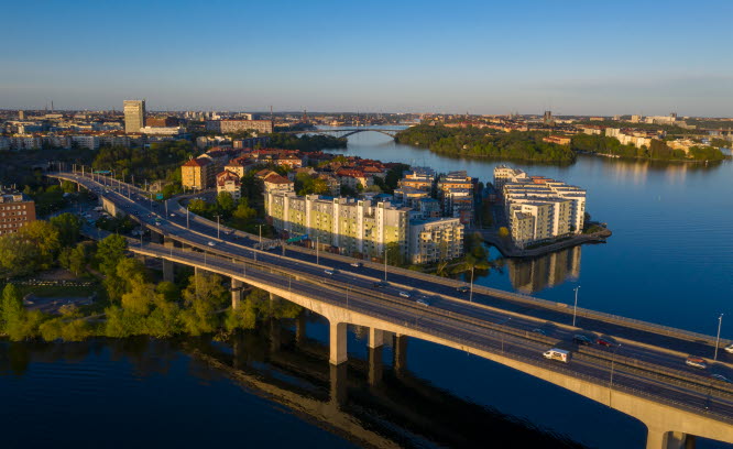 Vy över motorväg, vatten och öar i  Stockholm. Foto: Peter Lydén/Scandinav