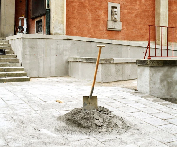 En spade står i en grushög framför Liljevalchs huvudentré.