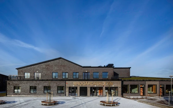 Skolans huvudentré med en anslutande entréplats